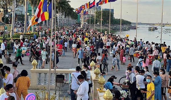 Lễ hội Té nước vào ngày thứ Hai tại Campuchia Thu hút hơn 330.000 người 3