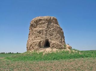 Bảo tháp Zurmala có từ thế kỷ thứ 3 sau Tây lịch, nằm phía đông nam của địa điểm cổ Old Termez, được bao quanh bởi đất n