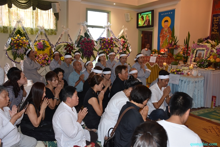 Thay Buddharakkhita_tang le cu ba Duc Ngoc (14)