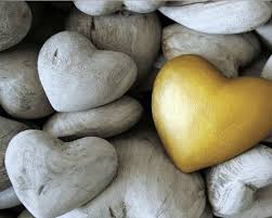 Vàng và đá cuội, đều mang hình trái tim (ảnh minh họa)