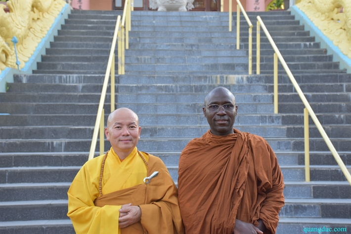 Thay Buddharakkhita_tang le cu ba Duc Ngoc (8)