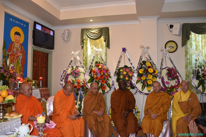 Thay Buddharakkhita_tang le cu ba Duc Ngoc (11)
