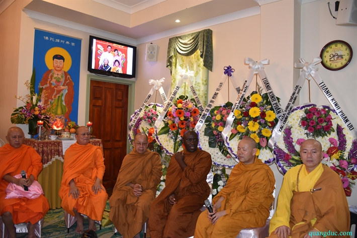 Thay Buddharakkhita_tang le cu ba Duc Ngoc (12)