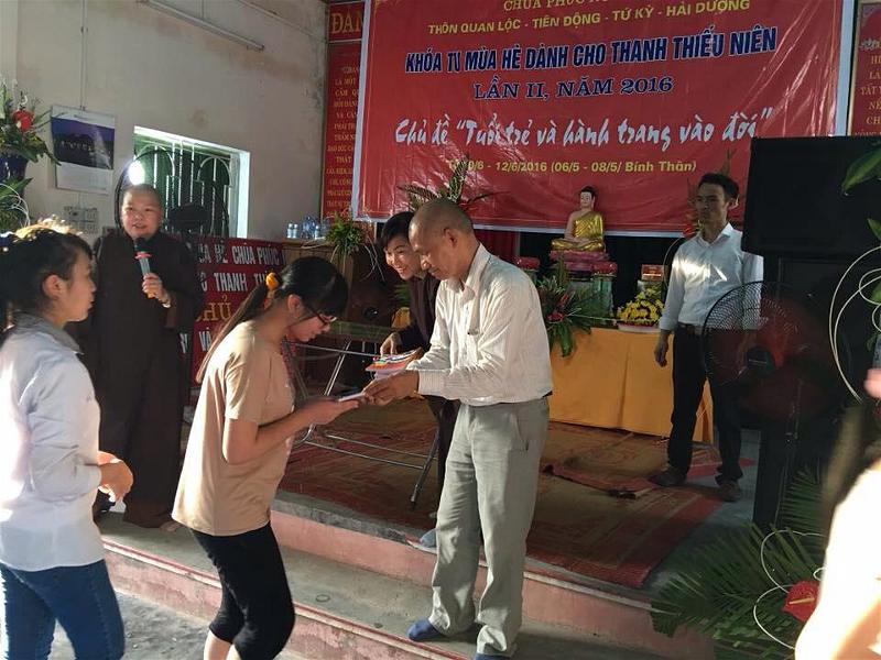 TS Nguyễn Mạnh Hùng tặng sách kèm lời chúc cho từng thiền sinh