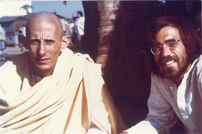 Trưởng lão Cư sĩ Jack Kornfield chụp kỷ niệm với cư sĩ James Baraz tại Bodh Gaya Ấn Độ năm 1976