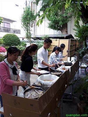 Nấu cơm làm nem và đi tặng người vô gia cư Tokyo 3