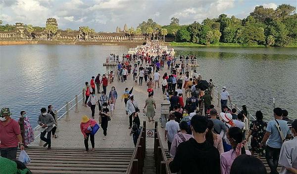 Lễ hội Té nước vào ngày thứ Hai tại Campuchia Thu hút hơn 330.000 người 2