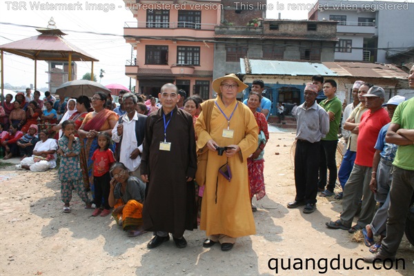 Uy Lao Nan Nhan dong dat Nepal ngay 01 (214)