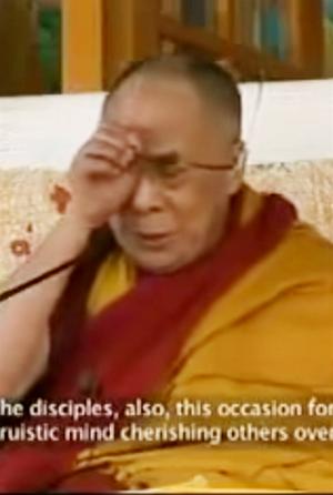 Duc Dalai lama khoc