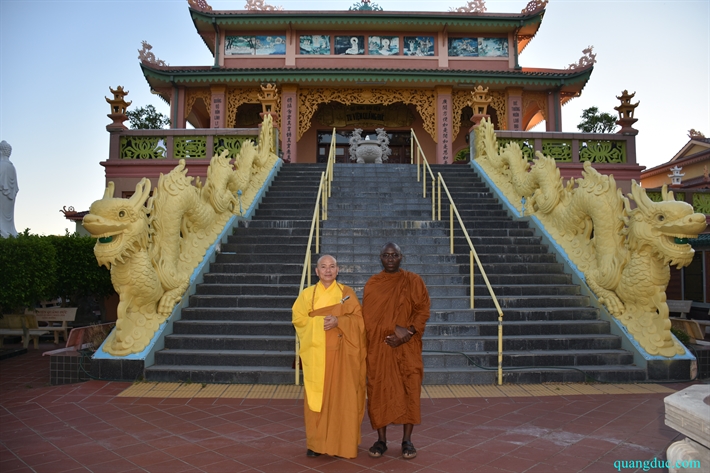 Thay Buddharakkhita_tang le cu ba Duc Ngoc (7)