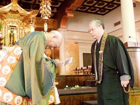 2 Hòa thượng Yemyo Imamura đón nhận sự đóng góp từ trường phái Phật giáo Đại thừa Tịnh độ Chân tông Nhật Bản