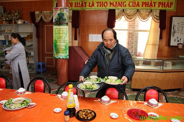 Phat tu cong qua tai TV Quang Duc (4)