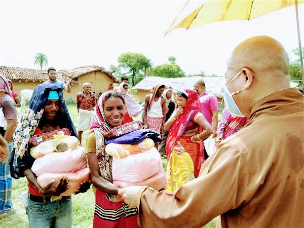 Trao quà tình thương cho 288 hộ tại 2 ngôi làng nghèo Kundapur-35