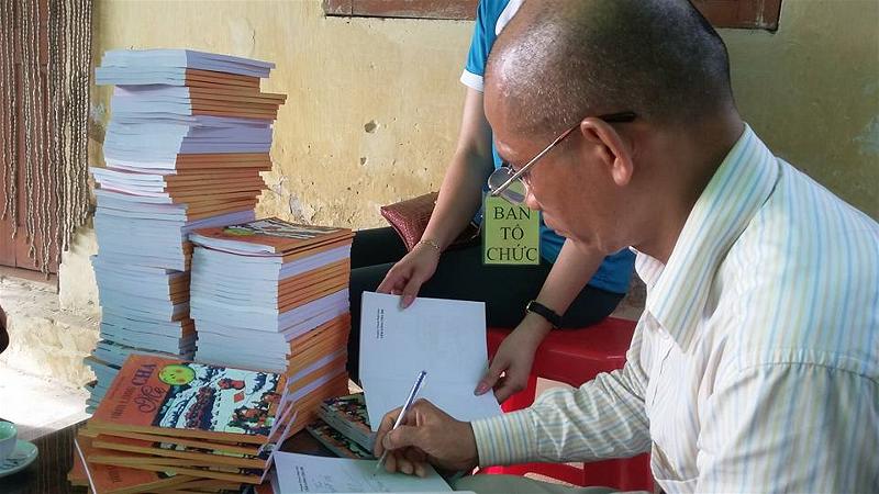 TS Nguyễn Mạnh Hùng ghi lời chúc và ký tặng sách