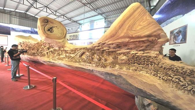 Tác phẩm điêu khắc trên thân cây dài hơn 12 mét đạt kỷ lục Guinness -1