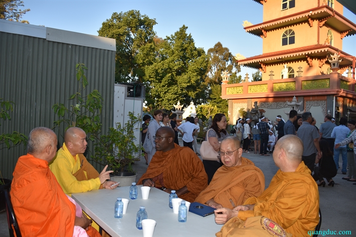 Thay Buddharakkhita_tang le cu ba Duc Ngoc (6)