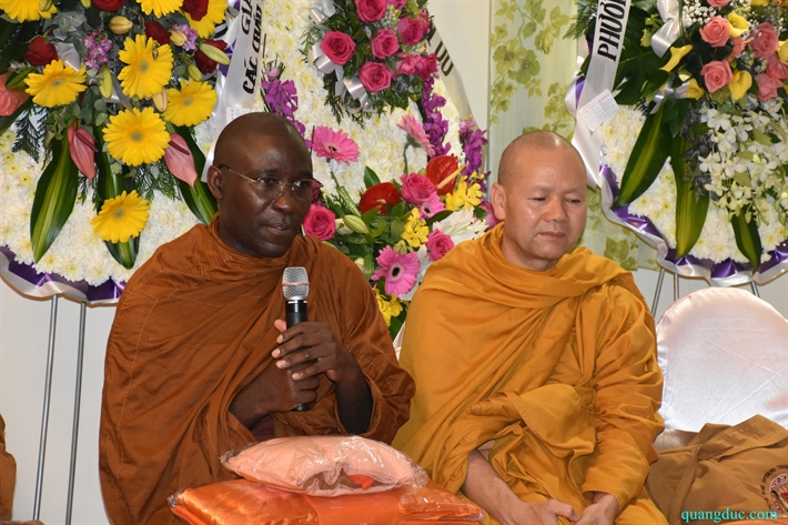 Thay Buddharakkhita_tang le cu ba Duc Ngoc (54)