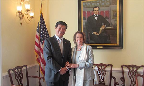 Chủ tịch Hạ viện Hoa Kỳ thứ 49 và 52 Nancy Pelosi và Thủ tướng Chính phủ lưu vong Tây Tạng Tiến sĩ Lobsang Sangay