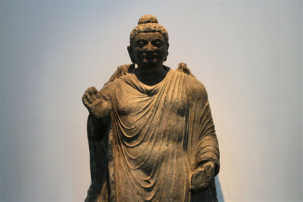 Một pho tượng Phật tạc bằng đá được trưng bày tại Bảo tàng Quốc gia Kabul, là một phần của bộ sưu tập 843 món đồ tạo tác