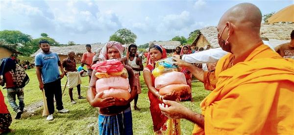 Trao quà tình thương cho 288 hộ tại 2 ngôi làng nghèo Kundapur-16
