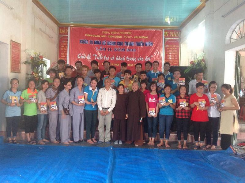 TS Nguyễn Mạnh Hùng và sư cô Quảng Khiết chụp ảnh cùng các bạn tình nguyện viên