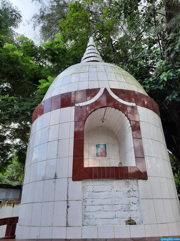 Hình 9 Bảo tháp kỷ niệm nơi trà tỳ hỏa táng nhục thân Trưởng lão Hòa thượng Kṛpāśaraṇa Mahāthērō năm 1927