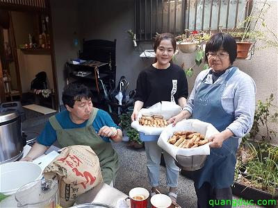 Nấu cơm làm nem và đi tặng người vô gia cư Tokyo 8