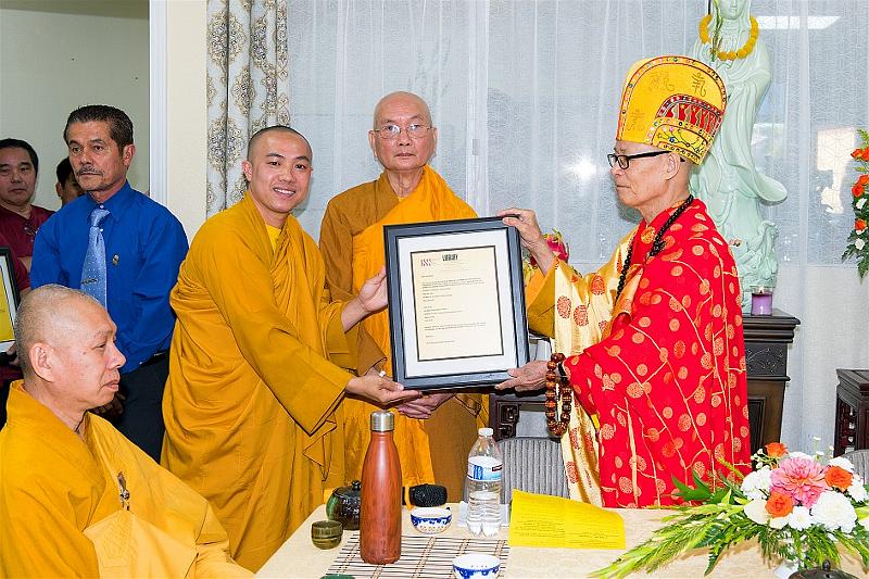 Thich Giac Chinh (stand on the left), Buddhist Missionary, Editor-in-Chief, received the Letter of Approval to issue an 