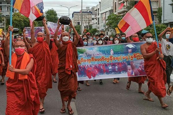 Tăng sĩ Phật giáo Myanmar Tuần hành Phản đối Chế độ độc tài quân sự 1