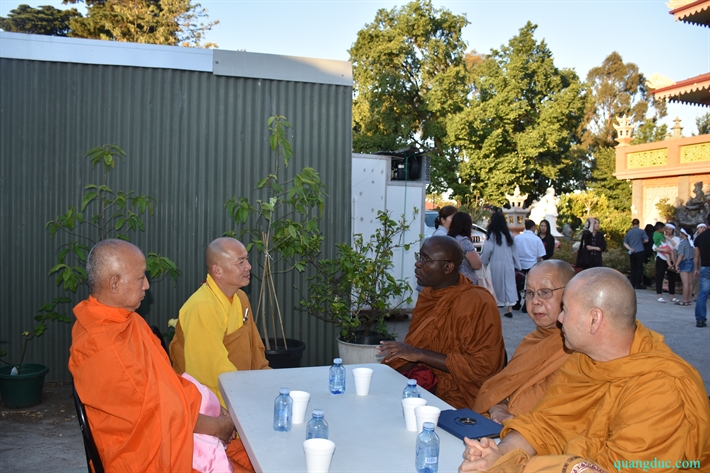 Thay Buddharakkhita_tang le cu ba Duc Ngoc (4)