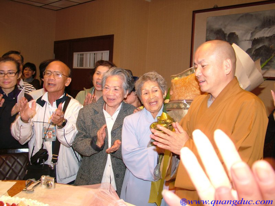 Mung Sinh Nhat Thay Nguyen Tang 2008 (11)