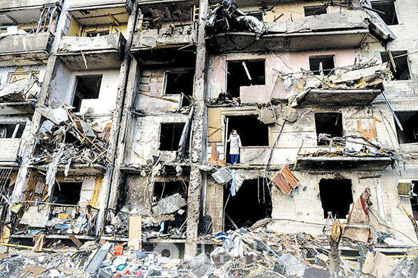 Một tòa nhà ở Kyiv, thủ đô và là thành phố lớn nhất nước Ukraina, bị phá hủy bởi một cuộc tấn công tên lửa của Đế quốc N