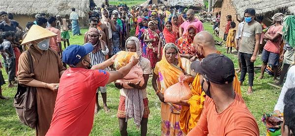 Trao quà tình thương cho 288 hộ tại 2 ngôi làng nghèo Kundapur-17