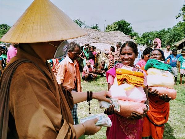 Trao quà tình thương cho 288 hộ tại 2 ngôi làng nghèo Kundapur-29