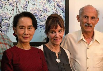 Trưởng lão Cư sĩ Jack Kornfield chụp kỷ niệm với Aung San Suu Kyi, Trudy Goodman & Jack ở Myanmar, 2014