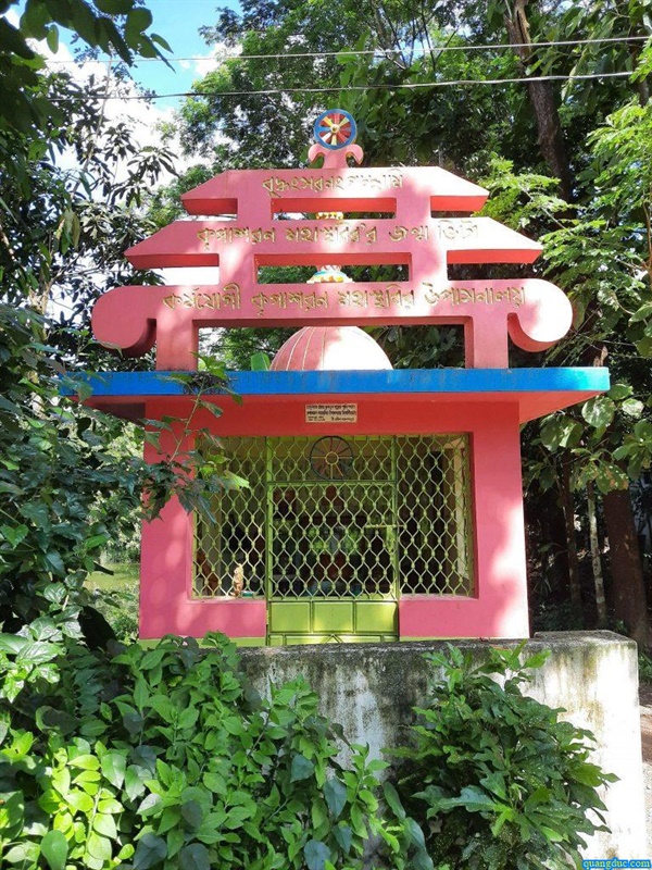 Hình 4 Đài tưởng niệm do Bodhipala Mahāthērō dựng lên tại nơi sinh của Ngài