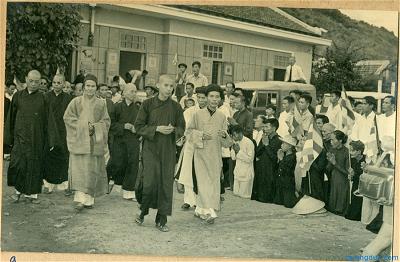 8-Phái đoàn chư Tôn Đức Huế viếng thăm Tổ Đình Long Khánh